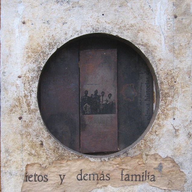 Autor: Omar Moreno Título: Adriana. De la Serie Historias de Familia Medidas: 33.5 cm X 28 cm Técnica: Ensamblaje sobre madera y metal.
